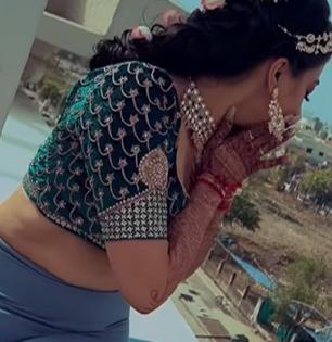 घोड्यावर बसलेल्या नवऱ्याला होणाऱ्या बायकोनं छतावरून आवाज दिला; पाहा व्हायरल व्हिडिओ