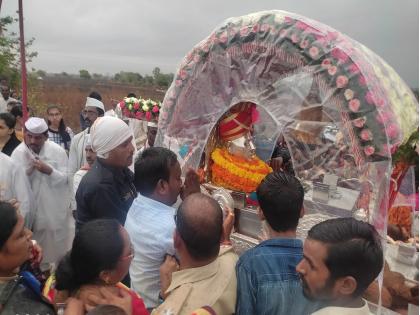 ‘Gana Gana Ganaat Bote’; Gajanan Maharaj Palkhi was warmly welcomed by devotees in Hingoli | ‘गण गण गणात बोते’; हिंगोलीत गजानन महाराज पालखीचे भाविकांनी केले जंगी स्वागत