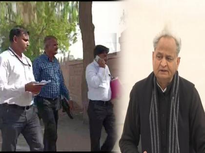 CBI raids underway at residence of Rajasthan CM Ashok Gehlot's brother, Agrasen Gehlot in Jodhpur | राजस्थानचे मुख्यमंत्री अशोक गहलोत यांचा भाऊ अग्रसेन यांच्या घरी CBI चा छापा, चौकशी सुरू