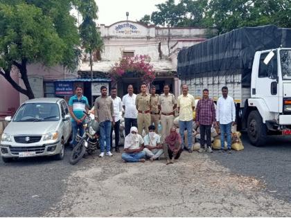 'Pushpa' in Latur; 62 lakh seized along with two tonnes of sandalwood in a raid on a farm house | लातुरात 'पुष्पा'; फार्म हाऊसवरील धाडीत दोन टन चंदनासह ६२ लाखांचा मुद्देमाल जप्त