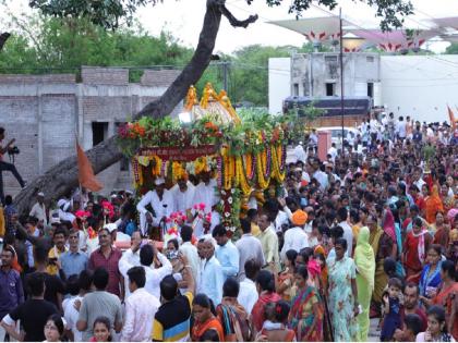 Departure of Saint Eknath's palakhi towards Pandharpur in the chanting of Vithunama | विठूनामाच्या गजरात संत एकनाथांच्या पालखीचे पंढरपूरकडे प्रस्थान