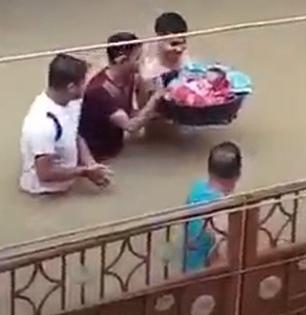 डोळ्यात पाणीच येईल! सिल्चरला पुरात अडकलेल्या तान्ह्या बाळाला वाचवत निघालेल्या माणुसकीची गोष्ट