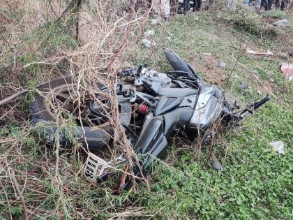 Lost his life due to speed; sportsbike hit directional panel; two died on the spot | वेगामुळे जीव गमावला; भरधाव स्पोर्ट्सबाईक दिशादर्शक फलकाला धडकली; दोघांचा जागीच मृत्यू