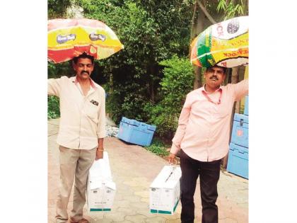 Wari of health workers taking medicines on the head with Dindi; Happy appointment but ... | दिंडीसोबत डोक्यावर औषधे घेऊन आरोग्य कर्मचाऱ्यांची वारी; नेमणुकीचा आनंद पण...