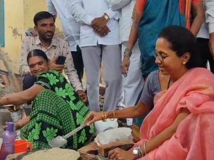 Supriya Sule served Warkaris at Tukobaraya's Palkhi ceremony | Supriya Sule : तुकोबारायांच्या पालखी सोहळ्यात सुप्रिया सुळेंनी केली वारकऱ्यांची सेवा, भाजली भाकरी