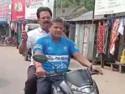 odisha balasor ministers mlas going bike without helmet traffic police challan fined | मंत्र्यांना पाठीमागे बसवून बाईक चालवत होते आमदार पण तितक्यात पोलिसांनी अडवलं अन्...