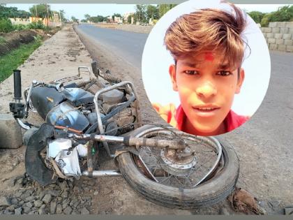 A speeding truck blew up three people standing on the road; One killed, two seriously injured | दुचाकी थांबवून रस्त्यावर बोलत उभ्या तिघांना भरधाव ट्रकने उडवले; एक ठार, दोघे गंभीर जखमी