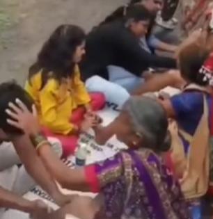 Ashadhi Wari 2022 : सलाम! वारी चालून थकलेल्या पायांची सेवा करणारे तरुण-तरुणी, पाहा व्हायरल व्हिडिओ