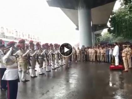 CM Eknath Shinde received a salute from Thane police band in raining | मन जिंकलंत! सीएम एकनाथ शिंदेंनी पावसात भिजत ठाणे पोलिसांच्या बँड पथकाकडून स्वीकारली मानवंदना