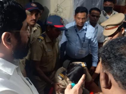 The 'worker' among the chief minister eknath shinde was seen, the woman who fell down gave water to the police herself | मुख्यमंत्र्यांमधील 'कार्यकर्ता' दिसला, खाली पडलेल्या महिला पोलिसाला स्वत: दिलं पाणी