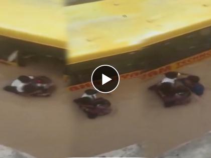 Telangana: A school bus, carrying 30 students, was partially submerged in a flooded street, horrible Video | Video: मोठी दुर्घटना होता होता राहिली; 30 शाळकरी मुलांना घेऊन बस पाण्यात बुडाली, सर्व वाचले