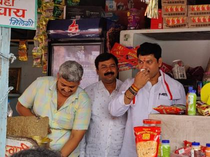 Dhananjay Munde, tea and chat in the drizzle rain; Gatti gathered with friends after Vaidyanatha's darshan | रिमझिम पावसात धनंजय मुंडे, चहा आणि गप्पा; वैद्यनाथाच्या दर्शनानंतर मित्रांसोबत जमली गट्टी