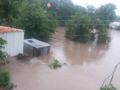 Extreme levels of flood danger were announced in many parts of the country | मुसळधार पावसाने प्रचंड महापूर, किन्होला गावात घुसले पाणी, शेतीचेही प्रचंड नुकसान