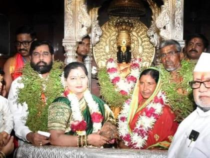 beed murli nawale honor to mahapuja ashadhi ekadashi with cm eknath shinde pandharpur | मानाचे वारकरी! बीडच्या शेतकरी दाम्पत्याला मिळाला मुख्यमंत्र्यांसमवेत विठ्ठलाच्या आरतीचा मान