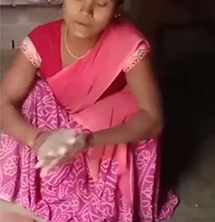 लेकाच्या हट्टामुळे आईनं स्वयंपाक करताना गाणं गायलं; माऊलीच्या जबरदस्त आवाजानं लोकांना वेड लावलं