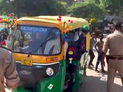 fatehpur 27 people riding on one auto rickshaw in fatehpur video viral in social media | Video - अरे देवा! तीन, चार नव्हे तर रिक्षातून बाहेर पडले तब्बल 27 जण; पोलीसही झाले हैराण