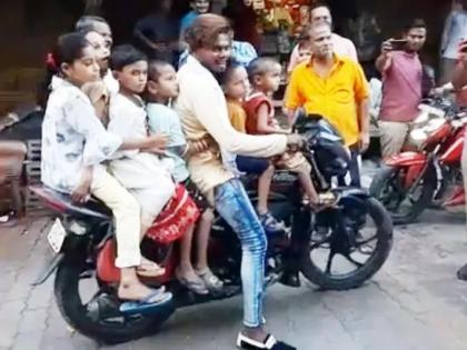 Seven people were walking on the bike, the traffic police stopped and they replied ... Sir, we are going to eat ice cream. | बाईकवर सात जण चालले होते, ट्रॅफिक पोलिसांनी थांबवले तर उत्तर दिले...