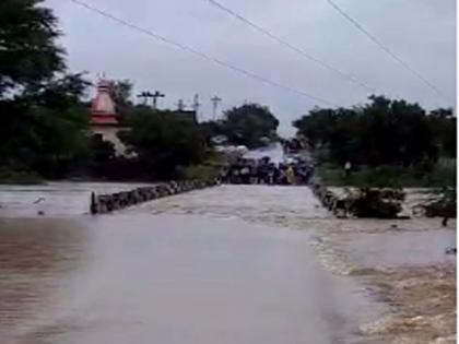 Excessive rainfall in 14 circles in Parbhani district; Zero fork-full traffic closed, many villages out of contact | परभणी जिल्ह्यात चौदा मंडळांत अतिवृष्टी; झिरो फाटा-पूर्णा वाहतूक बंद, अनेक गावे संपर्काबाहेर