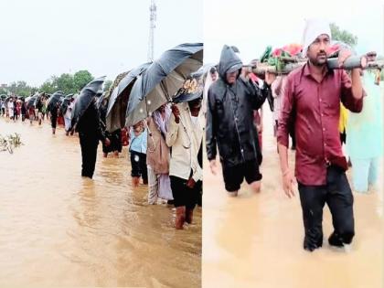 The cemetery was submerged by torrential rains; Funerals performed on the streets in addition to the dead | मुसळधार पावसाने स्मशानभूमी गेली पाण्याखाली; मृतावर भर रस्त्यावर केले अंत्यसंस्कार