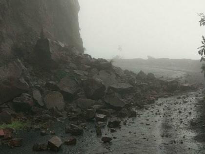 landslide in anuskura ghat heavy rain in rajapur | अणुस्कूरा घाटात दरड कोसळली; एकेरी वाहतूक सुरू करण्यात प्रशासनाला यश  