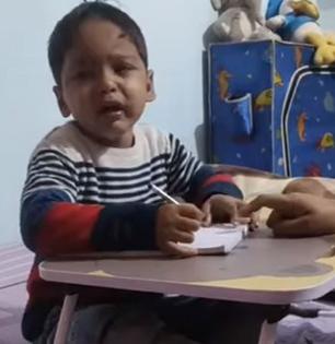 अभ्यास करत नाही म्हणून आईनं धोपटलं; पप्पांनी 'का रडतोस', असं विचारलं तर लेक म्हणाला....