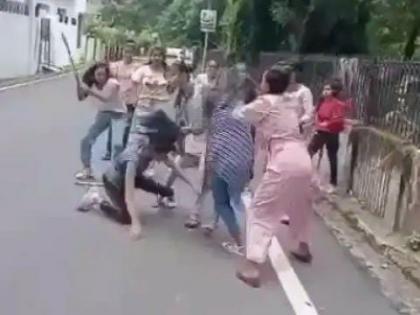 Video two girls fight on road for one boyfriend dragged by holding hair attacked with sticks haldwani | Video - तुफान राडा! एकाच बॉयफ्रेंडसाठी 2 तरुणी भिडल्या, एकमेकींच्या झिंज्या उपटल्या अन्...