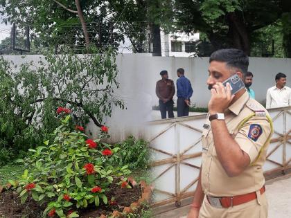 Sandalwood was stolen by threatening the security guards at the Vice-Chancellor's residence | कुलगुरू निवासस्थानात सुरक्षा रक्षकांना धमकावून चंदन चोरी