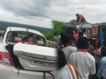 Major accident averted, truck overturns at Rajur Ghat; The occupants of the car narrowly escaped | मोठी दुर्घटना टळली, राजुर घाटात ट्रक उलटला; कारमधले प्रवासी थोडक्यात बचावले