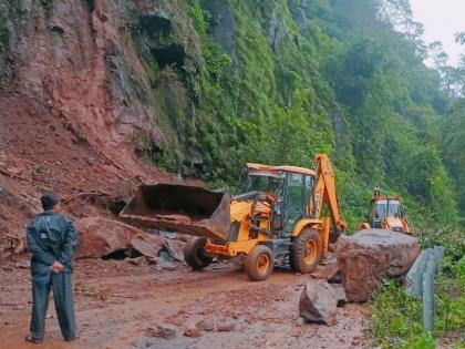 Three cracks collapsed in Karul Ghat; Traffic diverted via Bhuibawada, Fondaghat | करुळ घाटातील वाहतूक पूर्ववत ; जेसीबीच्या साहाय्याने दरडी हटविल्या