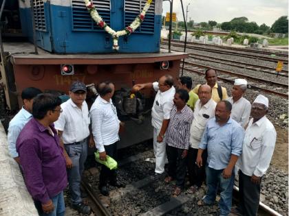 'Nanded-Hubli' special train welcomed in Parli; Great facility for tourists and devotees | 'नांदेड-हुबळी' विशेष रेल्वेचे परळीत जोरदार स्वागत; पर्यटक, भाविकांसाठी मोठी सोय