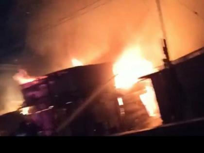 huts gutted in fire at Hadapsar in Pune, no casualties | Video - भयंकर! हडपसरमध्ये घरांना भीषण आग; 16 जणांचे संसार जळून खाक 