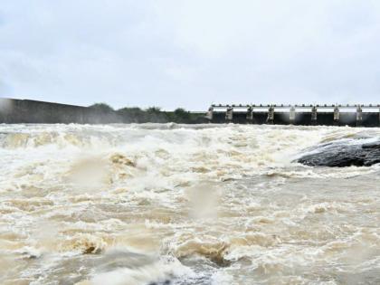 Jayakwadi Dam 65 percent full during the week | नाशिकच्या विसर्गाने वाढला जायकवाडीचा ‘टक्का’; आठवड्यात ६५ टक्के भरले धरण 