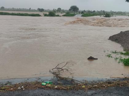 Many villages were cut off due to flooding of Bembala river | बेंबळा नदीला पूर आल्याने अनेक गावांचा संपर्क तुटला