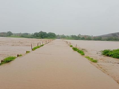 Purna River floods; Jalgaon Jamod, Sangrampur lost contact | पूर्णा नदीला पूर; जळगाव जामोद, संग्रामपूरचा संपर्क तुटला