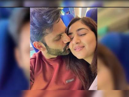 'Isn't this vulgarity?' Fans upset over Rahul Vaidya Disha Parmar's liplock photos | 'ही वल्गरीटी नाही का ?' राहुल वैद्य दिशा परमारचा लिपलॉक फोटोवर चाहते नाराज