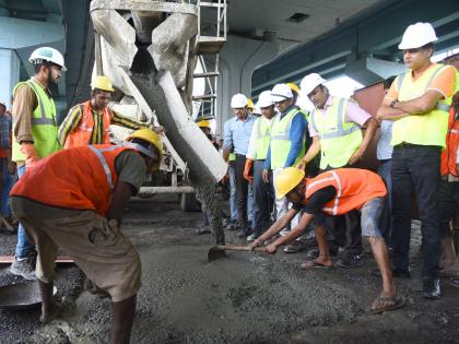 Four new methods for filling road potholes are piloted! | रस्त्यांवरील खड्डे भरण्यासाठी चार नवीन पद्धतींचे प्रायोगिक तत्त्वावर प्रात्यक्षिक!