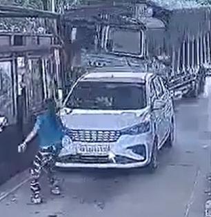 टोल नाक्यावर ट्रकनं जोरदार धडक दिली; जीवाची बाजी लावून तरुणी मदतीला धावली, पाहा व्हिडिओ 
