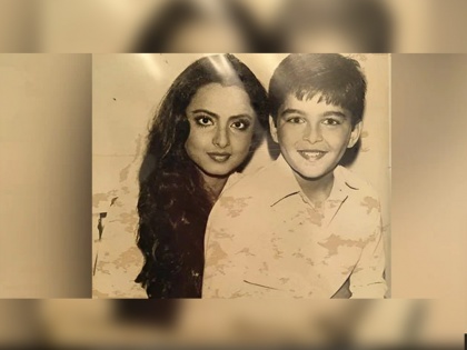 Jugal Hansraj Childhood Photo With Rekha Viral After 40 Years | गुटगुटीत गाल, बोलके डोळे रेखाच्या मांडीवर बसलेल्या या क्युट मुलाला तुम्ही ओळखले का ? जुना फोटो होतोय व्हायरल