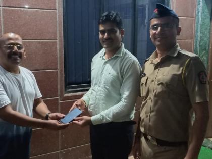 Lost And Found: Naupada police recovered four stolen mobile phones | Lost And Found : नौपाडा पोलिसांनी चोरीस गेलेले चार मोबाईल केले परत