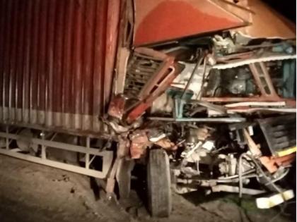 A container hit a truck stalled on the bypass; Driver killed | बायपासवर बंद पडलेल्या ट्रकवर कंटेनर धडकले; चालक ठार