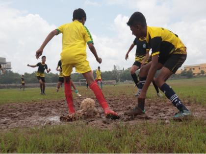 Kicking football in the mud in divisional competition, players only worrying about their own defense | चिखल तुडवित फुटबॉलला किक; विभागीय स्पर्धेत खेळाडूंची कसरत, स्वतःच्या बचावाचीच चिंता