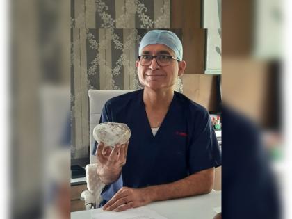 Maharashtra doctor who surgically removed a 1kg kidney honored; Recorded in Asia Book of Records | एक किलोचा मुतखडा सर्जरीद्वारे काढणाऱ्या महाराष्ट्राच्या डॉक्टरचा सन्मान; Asia Book of Records मध्ये नोंद