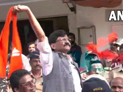 Sanjay Raut removed the orange Gumcha from his neck, turned it around and left for the ED office | संजय राऊतांनी गळ्यातील गमछा काढून गरगर फिरवला अन् झाले ईडी कार्यालयाकडे रवाना