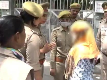 'Where did you touch?' Shameful questions of the inspector to the girl who reached the police with a complaint of molestation | 'कुठे कुठे स्पर्श केला?' विनयभंगाची तक्रार घेऊन पोलिसात पोहोचलेल्या तरुणीला इन्स्पेक्टरचे लाजिरवाणे प्रश्न