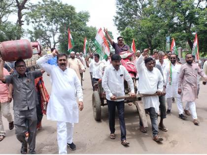 Bike in handcart, cylinder on head; Intense agitation by Congress in Hingoli against the central government | हातगाडीत बाईक, डोक्यावर सिलेंडर; केंद्र सरकारविरोधात हिंगोलीत कॉंग्रेसचे तीव्र आंदोलन