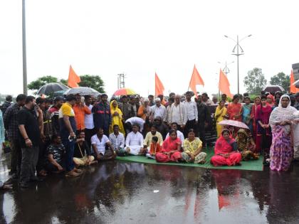 Jamming on Solapur-Tuljapur highway; March of Maratha community in Solapur | सोलापूर-तुळजापूर महामार्गावर चक्काजाम; मराठा समाजाचा सोलापुरात मोर्चा