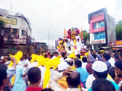 Rathotsava procession of Maharishi Markandey Mahamuni in Solapur in Jai Markandey's cheers | जय मार्कंडेयच्या जयघोषात सोलापुरात मार्कंडेय महामुनींची रथोत्सव मिरवणूक जल्लोषात