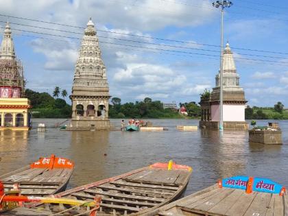 Old stone bridge over Bhima river under water; Vigilance alert for villages along Bhima river | भीमा नदीवरील जुना दगडी पूल पाण्याखाली; भीमा नदीकाठच्या गावांना सतर्कतेचा इशारा