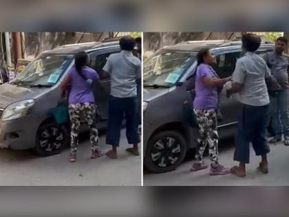 noida viral video of lady slapping e rickshaw driver uttar pradesh | कारला ई-रिक्षा टच होताच महिला संतापली; 90 सेकंदांत चालकाला 17 वेळा मारल्या थोबाडीत