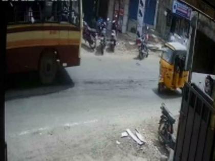 school girl returning from independence day program run over by government bus in chennai | बापरे! झेंडावंदन करून 'ती' शाळेतून निघाली पण घरी आलीच नाही कारण...; नेमकं काय घडलं? 